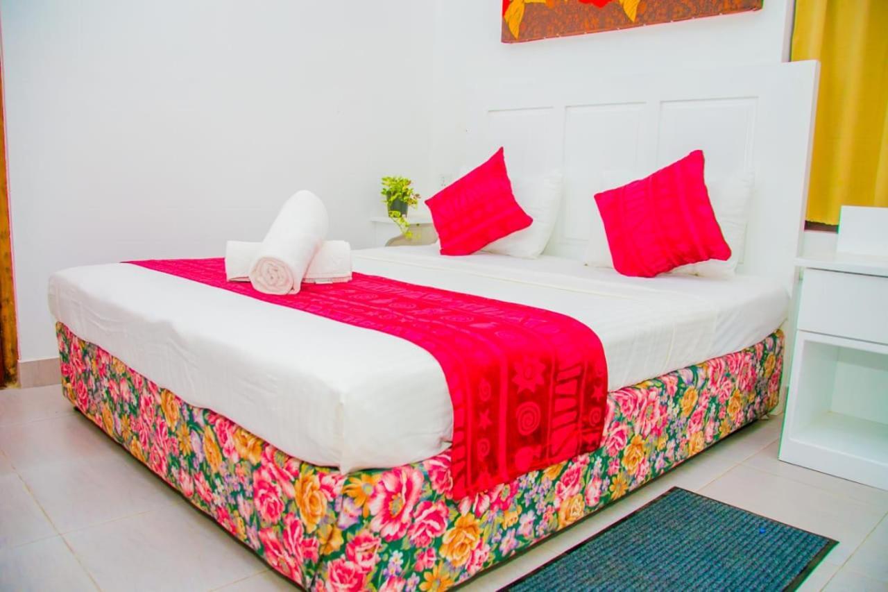 Niwahana Transit City Hotel Катунаяка Экстерьер фото
